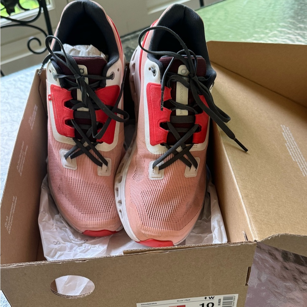 On Cloud stratus size 10 women’s sneakers